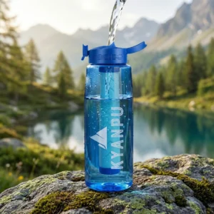 Gourde filtrante réutilisable avec charbon actif et perles de céramique pour purifier l'eau du robinet en voyage ou au bureau.